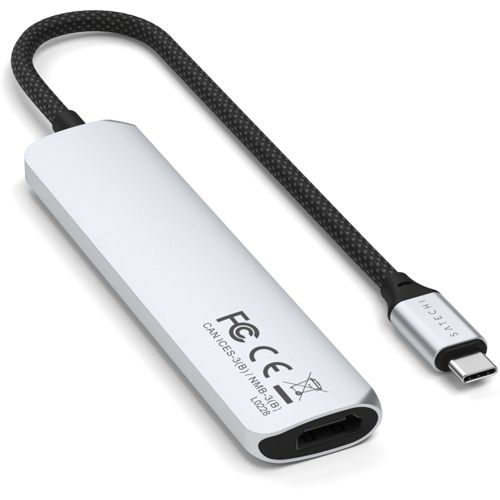 Un hub USB-C Satechi argentato con porte HDMI e USB-C e un cavo intrecciato.