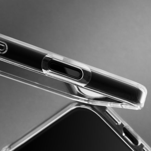 Primo piano di una custodia trasparente per telefono su sfondo scuro.