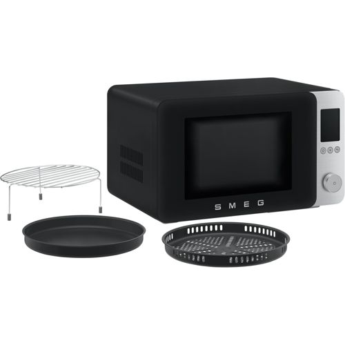 Eine schwarze Smeg-Mikrowelle mit silbernen Akzenten und Bedienfeld, neben einer runden schwarzen Schale und einem Drahtgestell.