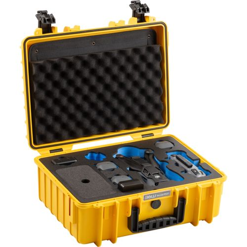 Una custodia gialla con inserto in schiuma che contiene un drone e accessori.