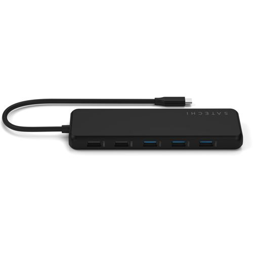 Schwarzer USB-C-Hub mit mehreren Anschlüssen und einem angeschlossenen Kabel.