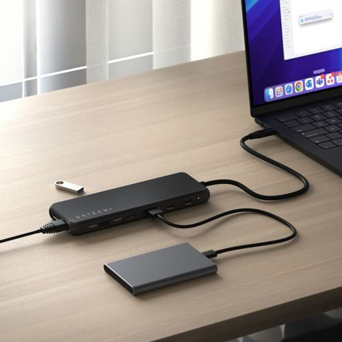 Ein schwarzer Satechi-Hub ist mit einem Laptop und einer externen Festplatte verbunden.