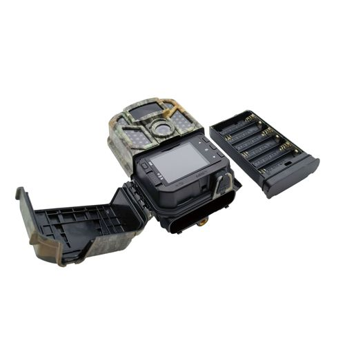 Eine Wildkamera mit geöffnetem Batteriefach und leerem Batteriefach.