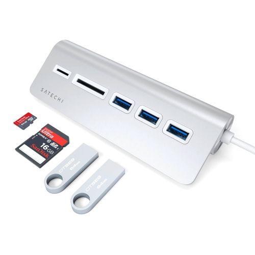 Ein silberner Satechi USB-C Hub mit SD-Karten und USB-Sticks.