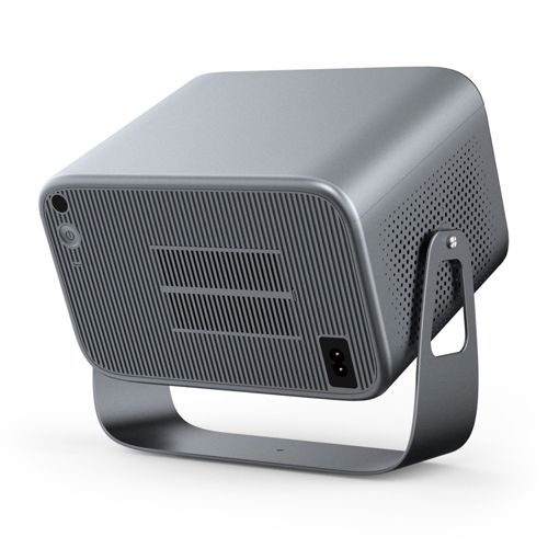 Un projecteur gris avec des évents et un support sur fond blanc.