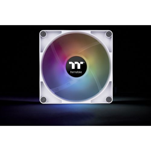 Ein weißer Computerlüfter mit RGB-Beleuchtung auf schwarzem Hintergrund.