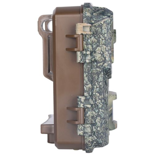 Eine braune und getarnte Wildkamera wird von der Seite auf weißem Hintergrund gezeigt.