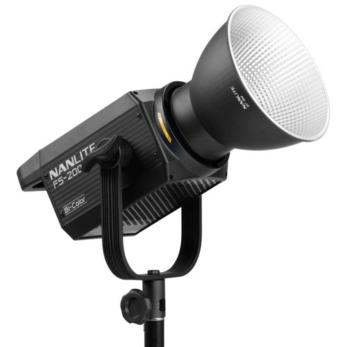 Ein schwarzer Nanlite FS-200 Bi-Color LED-Scheinwerfer mit Diffusor auf einem Stativ.