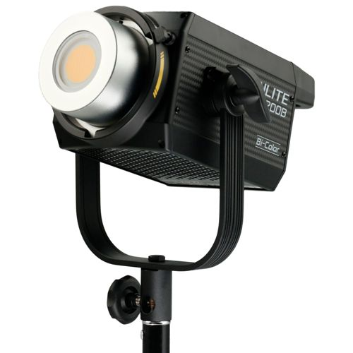 Eine schwarze LED-Leuchte mit silbernem Reflektor und gelben Akzenten ist auf einem Ständer montiert.