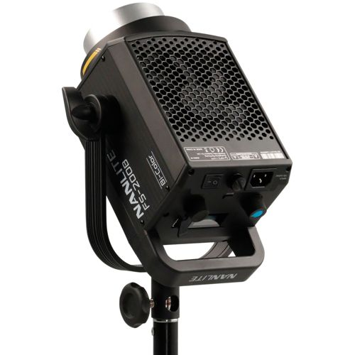 Ein schwarzer Nanlite FS-200B Bi-Color LED-Scheinwerfer auf einem Ständer.