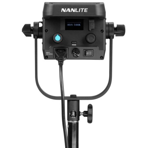Nanlite-Leuchte mit Display, zeigt 001% 5400K an, auf Stativ montiert.