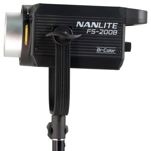 Schwarzer Bi-Color LED-Scheinwerfer NANLITE FS-200B auf einem Stativ.