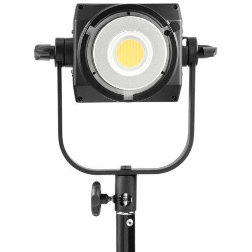 Ein schwarzer LED-Scheinwerfer mit einem silbernen Reflektor und gelbem Licht.