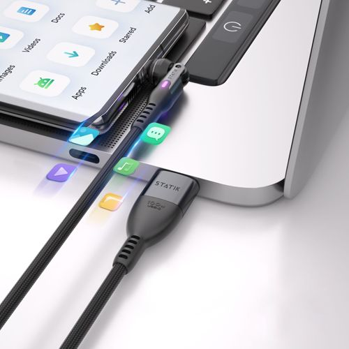 Ein schwarzes USB-C-Kabel verbindet ein Smartphone mit einem Laptop, mit schwebenden App-Symbolen.