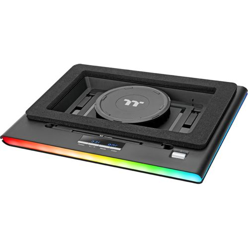 Una base de enfriamiento negra con iluminación RGB arcoíris y un disco circular encima.