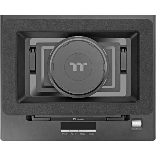 Se muestra un ventilador de PC negro con diseño circular y logo TT.