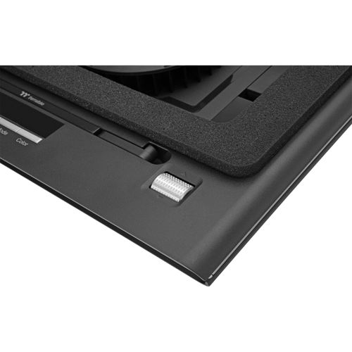 Primer plano de un portátil negro con una perilla de ajuste plateada y sello de espuma.