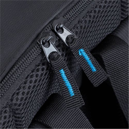 Due tiretti cerniera neri con accenti blu su uno zaino nero.
