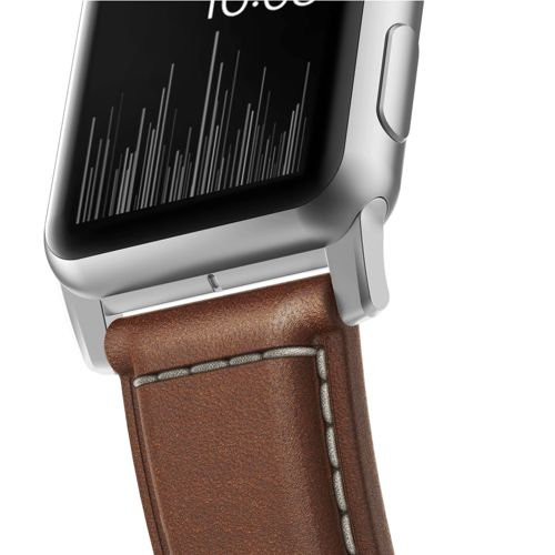 Nahaufnahme einer silbernen Smartwatch mit braunem Lederarmband und einem Diagramm auf dem Bildschirm.