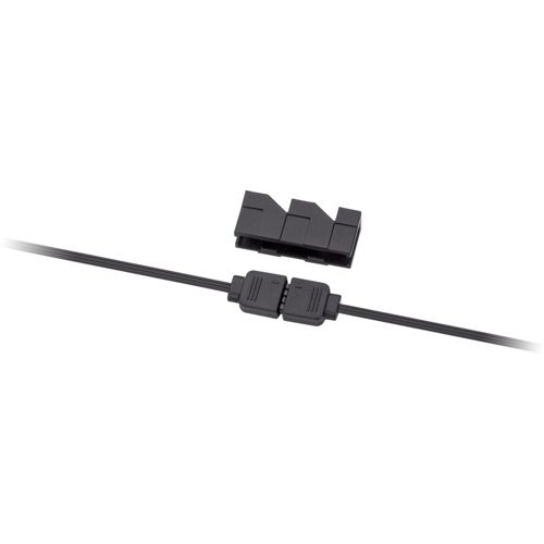 Zwei schwarze Steckverbinder für Kabel, einer ist angeschlossen, der andere liegt daneben.