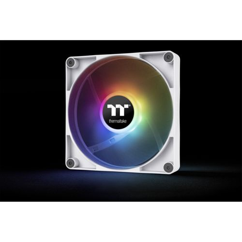 Ein weißer Computerlüfter mit RGB-Beleuchtung auf schwarzem Hintergrund.