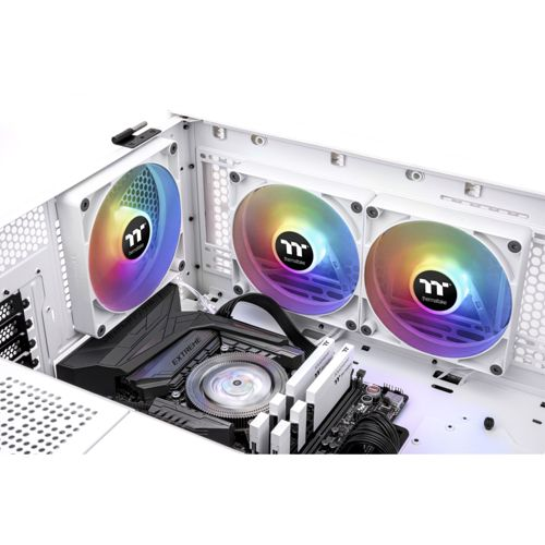 Drei RGB-PC-Lüfter sind in einem weißen Computergehäuse montiert, daneben sind RAM und Motherboard zu sehen.