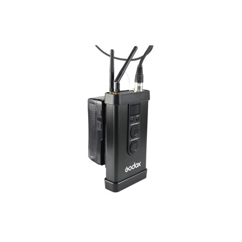 Schwarzes Funkgerät mit Antennen, Batteriepack und Bedienelementen.