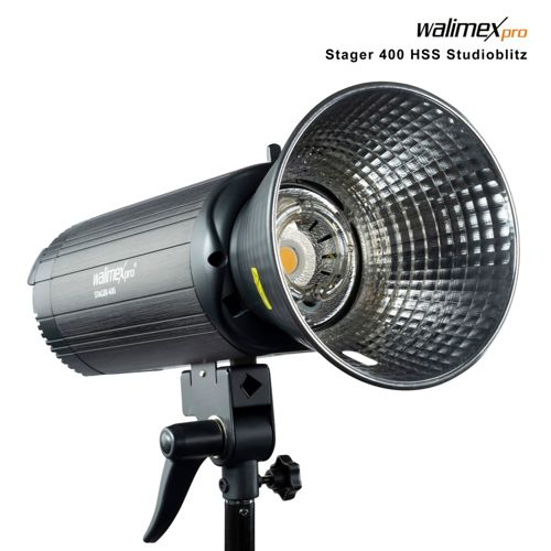 Ein walimex pro Stager 400 HSS Studioblitz mit silbernem Reflektor.