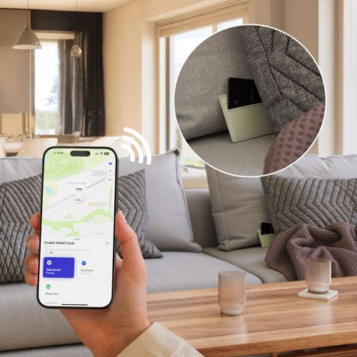 Ein Handy zeigt eine Karte an, das Finden einer Geldbörse auf einem Sofa.