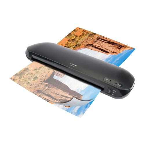 Ein schwarzer Aktenlaminator mit zwei bedruckten Papieren, die herausragen.