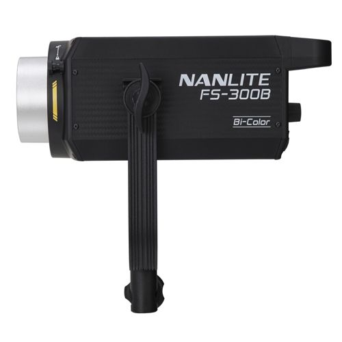 Ein schwarzer Nanlite FS-300B Bi-Color LED-Scheinwerfer mit silbernem Reflektor.