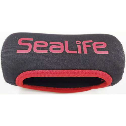 Schwarzer Schutzbezug mit rotem Rand und "SeaLife"-Logo in Rot.