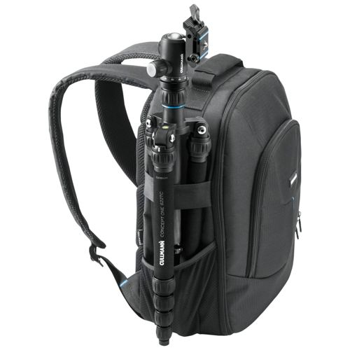 Schwarzer Rucksack mit Stativ, das seitlich befestigt ist.