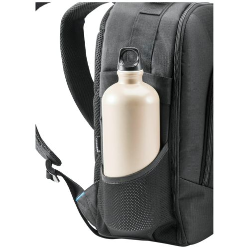Eine helle Wasserflasche steckt in der Netzseitentasche eines schwarzen Rucksacks.