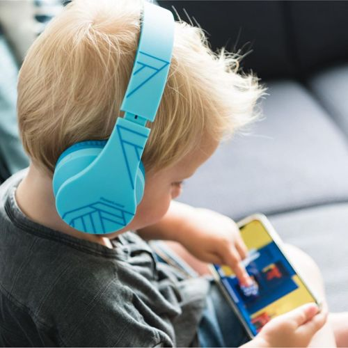 Ein Kind mit blonden Haaren trägt blaue Kopfhörer und schaut auf ein Smartphone.