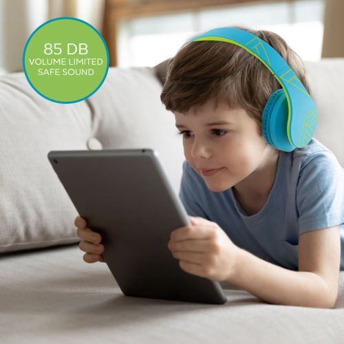 Ragazzo con cuffie blu guarda un tablet sul divano. Testo: 85 DB VOLUME LIMITED SAFE SOUND.