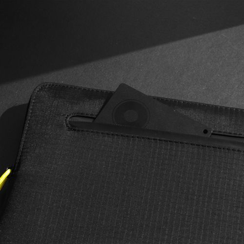 Ein schwarzes Etui mit einem gelben Faden. Eine schwarze Karte steckt darin.