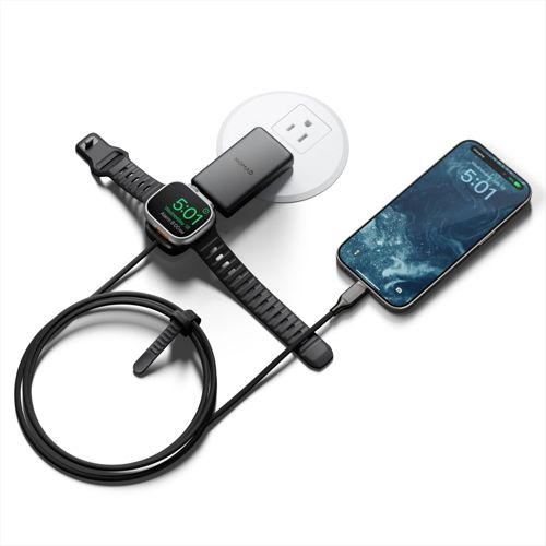 Uno smartwatch e uno smartphone si caricano da una presa, con cavi collegati.