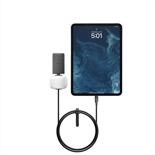 Un tablet con supporto di ricarica e auricolari, collegati da un cavo.