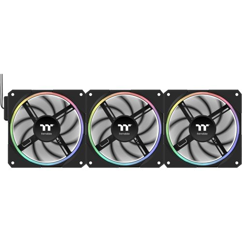 Tre ventole nere per PC con illuminazione RGB su sfondo bianco.