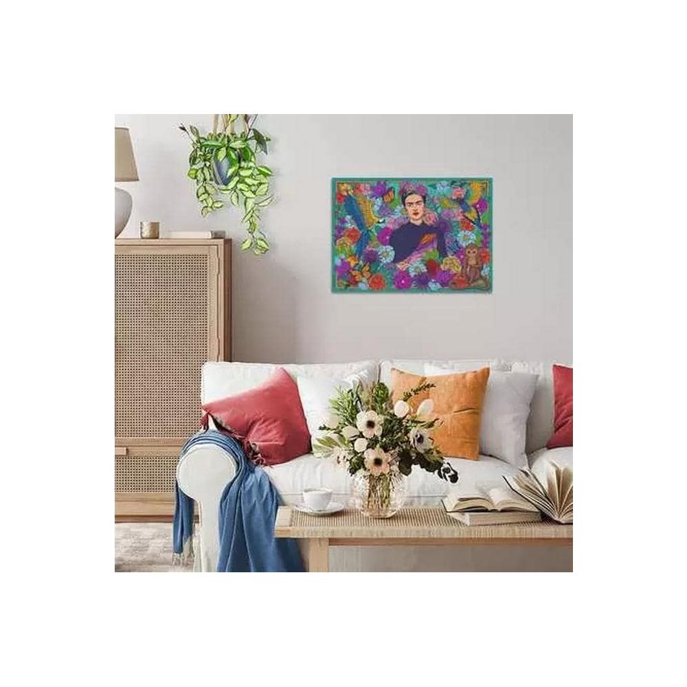 Ritratto di Frida Kahlo con fiori colorati e pappagalli sopra un divano bianco con cuscini.