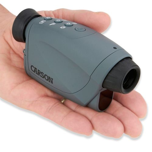Un monocolo Carson grigio è tenuto in mano. Ha pulsanti e un oculare.
