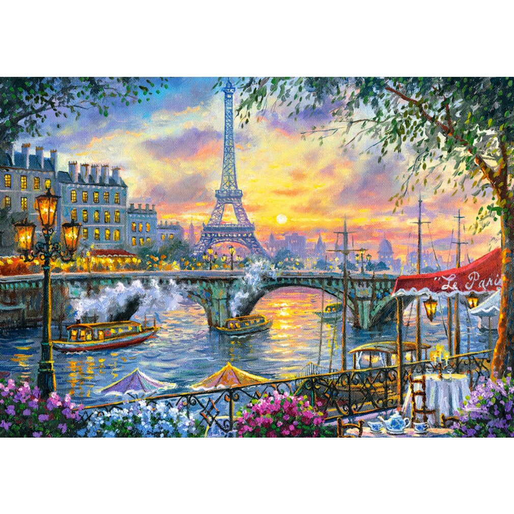 Torre Eiffel al atardecer sobre el Sena con barcos y edificios parisinos.