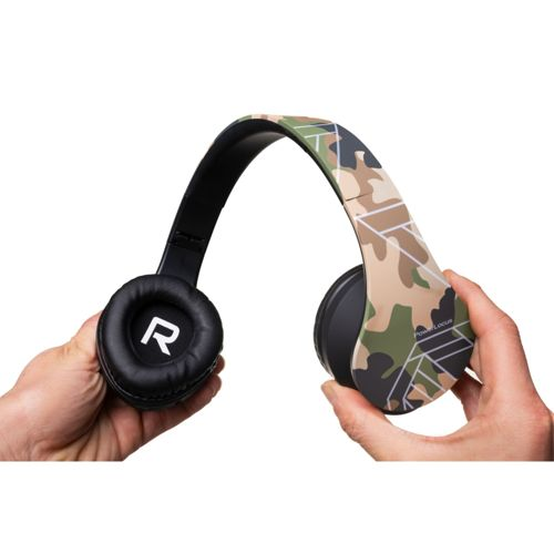Cuffie con motivo mimetico, tenute da due mani su sfondo bianco.