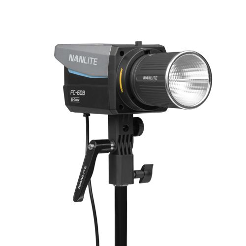 Een zwarte Nanlite FC-60B B-Color LED-lamp is gemonteerd op een zwarte standaard.