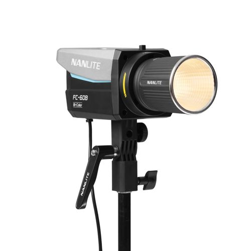 Een zwart en zilver Nanlite FC-60B Bi-Color LED-lamp op een statief.