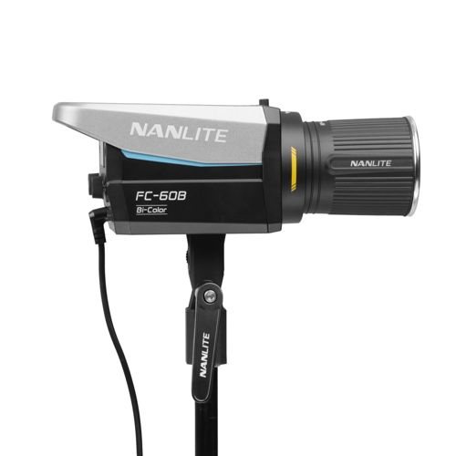 Een zwart en zilver Nanlite FC-60B Bi-Color LED-lamp gemonteerd op een statief.