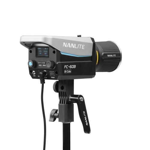 Een Nanlite FC-60B Bi-Color lamp op statief, met bedieningselementen en scherm.