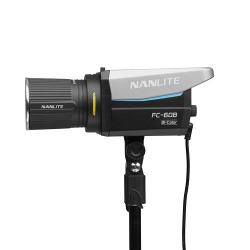 Een zwarte Nanlite FC-60B Bi-Color LED lamp met een zilveren bovenkant, gemonteerd op een standaard.