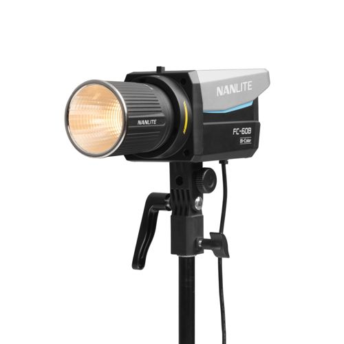 Een zwarte Nanlite FC-60B bicolor LED-lamp gemonteerd op een standaard.